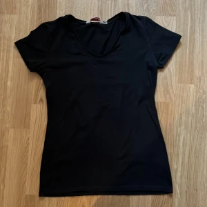 Svart v-ringad t-shirt från EastWest - Skulle säga den sitter som en S. Basic och inga defekter😊