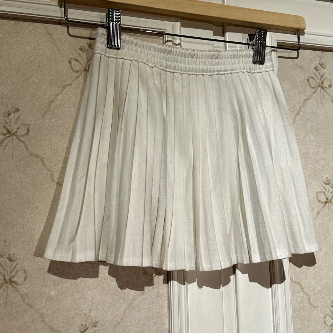 Vit plisserad kjol från Y.F.K.