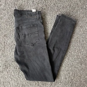Svarta slim  jeans - Snygga svarta slim jeans med klassisk femficksdesign. De har en dragkedja och knapp framtill. Perfekt till sommaren och våren. Skick 8/10. 