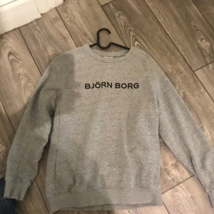2 gråa tröjor - 2 gråa tröjor en Björn Borg och en Ralph lauren tröja ena mer Grisch och är mer tunn Björn Borg kan säljas för 300 och Ralph lauren för 400