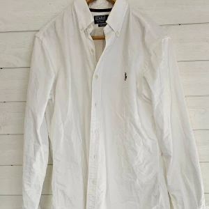 Vit skjorta från Ralph Lauren - Säljer en klassisk vit skjorta från Ralph Lauren i storlek M custom fit.