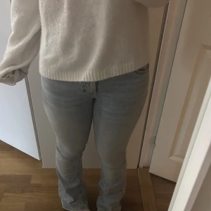 Lågmidjade Ljusblå jeans - Snygga ljusblå jeans med en klassisk design. De har en bekväm passform. Lågmidjade. Snygga. Från Gina tricot. Nästan aldrig använda.  