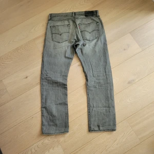 Grå Levi's jeans - Riktigt feta och sällsynta vintage Levi's 501! Unik grå färg med vintage "randigt" material. Inga skador!