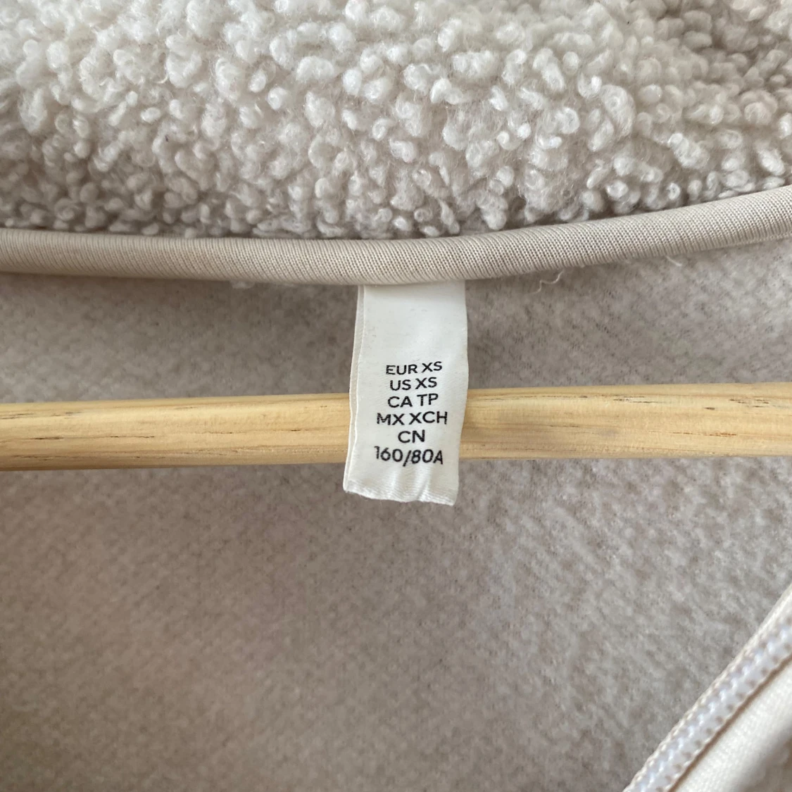 Beige teddyjacka med dragkedja - 1