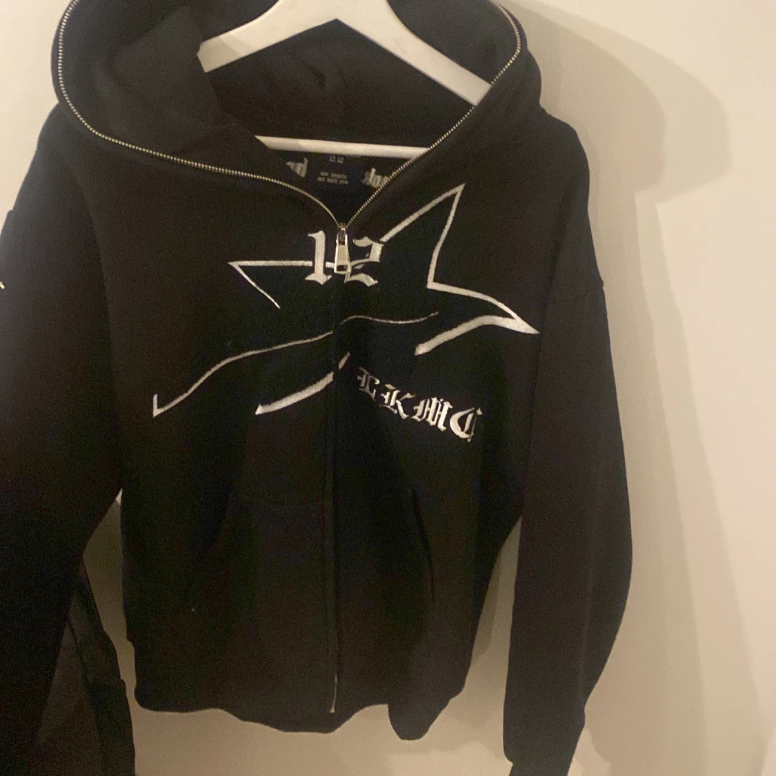 Svart hoodie med stjärnmotiv - 1
