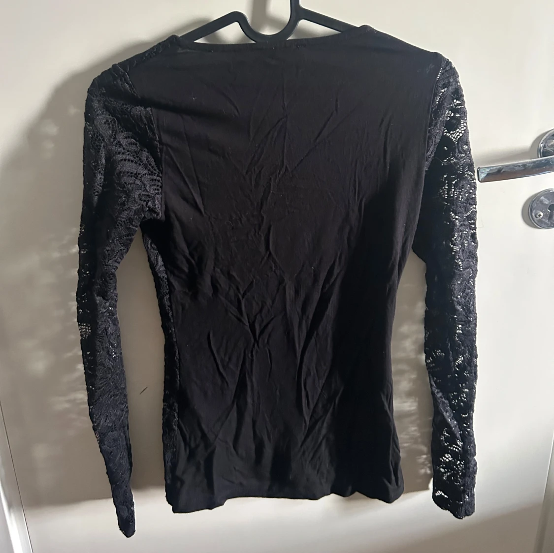 Svart spetsblus från Amisu - 2