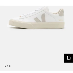 Vita sneakers från Veja - Snygga vita sneakers från Veja med grå detaljer och snörning. Bra skick men trasiga på insidan av hälen dock inget som synd eller påverkar när man använder de, i övrigt väldigt bra skick. Skriv för egna bilder💕💕