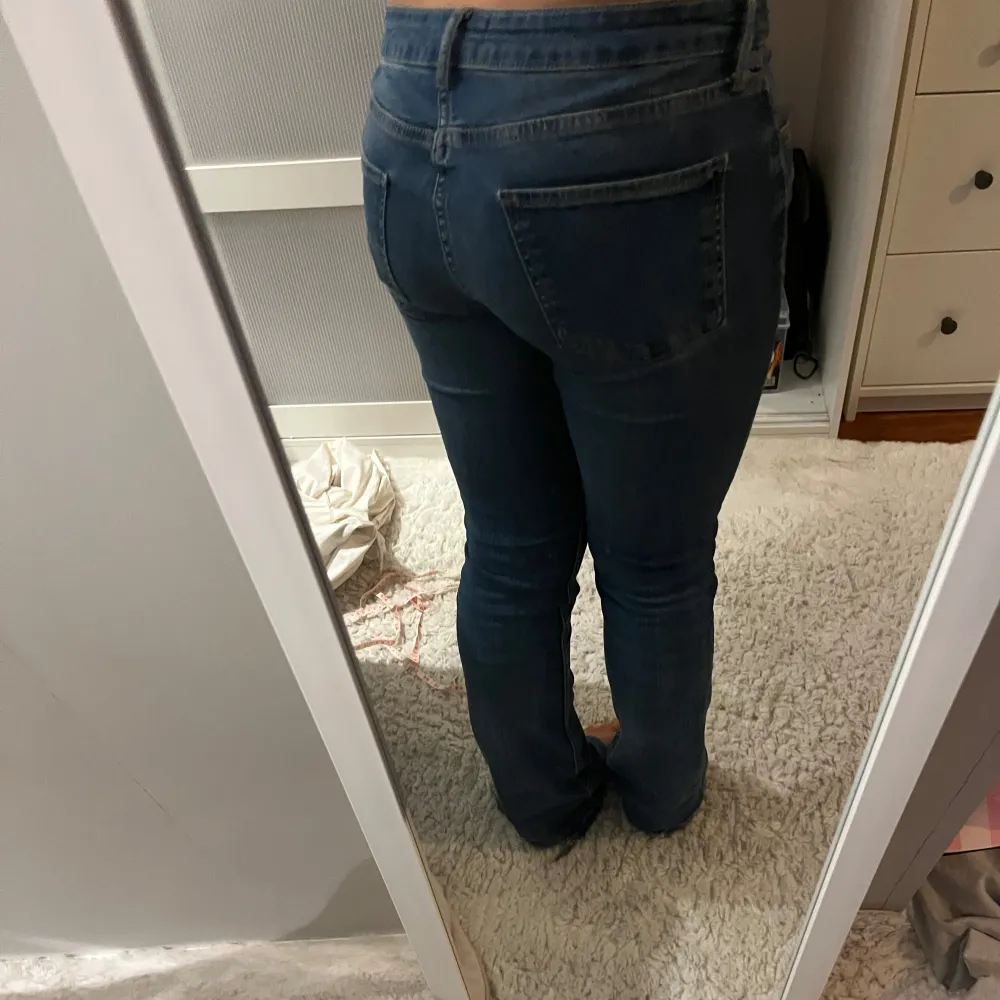 Snygga blå jeans från ZARA med en klassisk femficksdesign och dragkedja. De har en normal passform och är perfekta för en avslappnad stil. Jeansen har en lätt tvättad look som ger dem en trendig touch. Se defekt på 2 sista bilder. Low waist. Farkut & Housut.