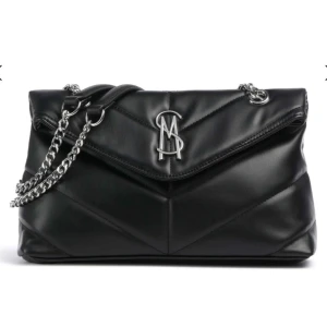 Svart axelväska med kedja - Svart axelremsväska från Steve Madden, Använd flertals gånger därav lite defekter men annars i bra skick (tar bild på de imon) Köpt för 1412 kr