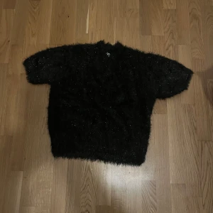 Svart glittrig tröja från Carin Wester - Säljer en svart glittrig tröja från Carin Wester. Aldrig använd och i bra skick. Tröjan är inte stickig❤️