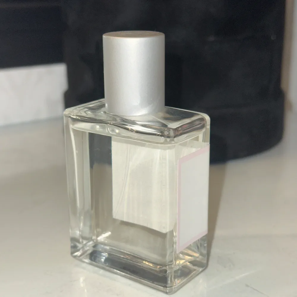 Säljer en elegant och fräsch parfym från Clean Classic, kallad The Original. Doften är super fräsch och luktar rent. Den är nästan helt ny. Perfume.