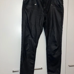 Housut - Ihanat naisten mustat housut. Koko 36. Haara-lahje n 72cm, vyötärön leveys n 46cm. Kissatalous MMM, lisätietoja saa kysymällä Katsothan myös muut ilmoitukseni Mikäli hinta ei miellytä tarjoa rohkeasti!