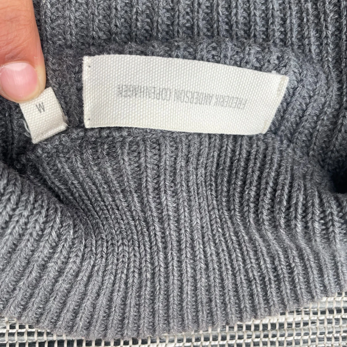 Grå stickad kofta med dragkedja - 2