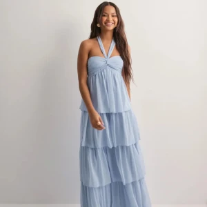 Ljusblå balklänning nelly - Skitsnygg ljusblå balklänning från nelly som aldrig använts eftersom jag köpte två! Lappar och allt kvar! Nypris 699