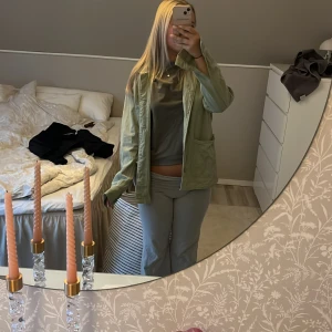 Grön jeans jacka från Zara  - Säljer min gröna jeans jacka som är från Zara i storlek S. Har inte använts någonting och köpte den begangnad. Skriv för intresse och priset kan diskuteras. 💓💓