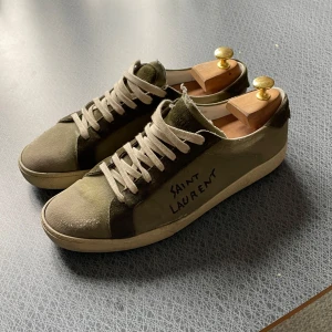 Olivgröna sneakers från Saint Laurent -  extremt eftertraktade och sällsynta ysl | skorna tillverkas inte längre | skick 8/10 bedömning enligt mig | allt orginalt tillbehör!! | givetvis äkta | skriv vid frågor 🙌🏻