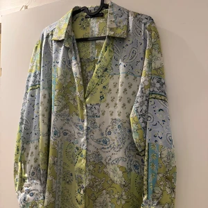 Mönstrad skjorta  - Mönstrad skjorta från Zara! Använd fåtal gånger 💕