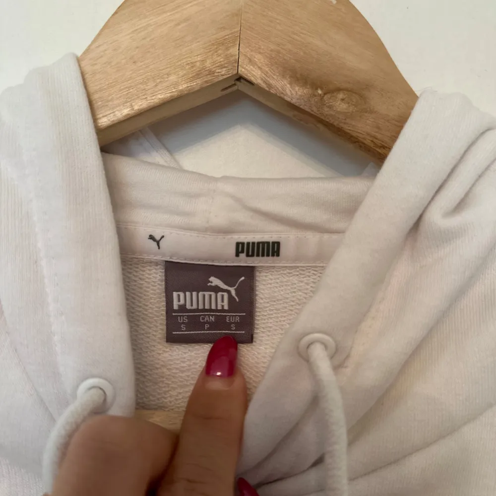 Säljer en vit hoodie och matchande byxor från Puma. Använd en gång. . Neuletakit & Villapaidat.