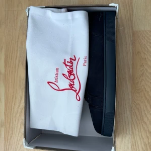 Mörkblå sneakers från Christian Louboutin - Snygga mörkblå sneakers från Christian Louboutin med den ikoniska röda sulan. Skorna har en stilren design med snörning och är tillverkade i mocka. Har storlek 43 och 44. Aldrig använt.