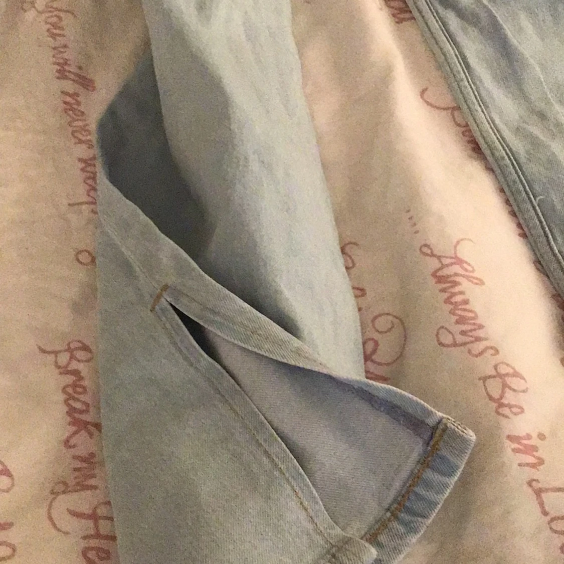 Ljusa jeans med slitningar - 2