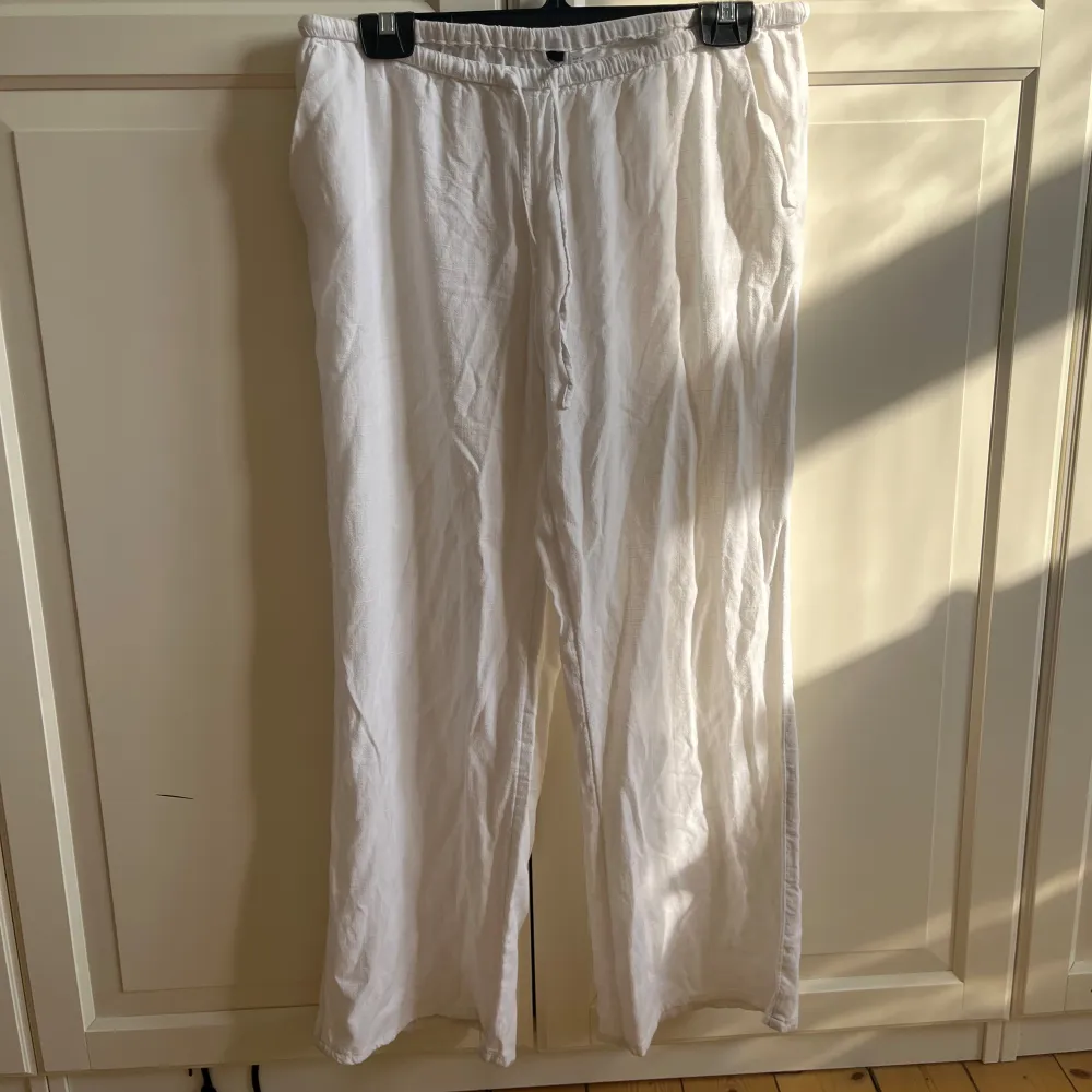 Vita linnebyxor från H&M som varit väldigt populära. Säljer då dem växt ur mig. Super fina men kan vara lite slitna längst ner på byxbenen. Inte äkta linnetyg! . Farkut & Housut.