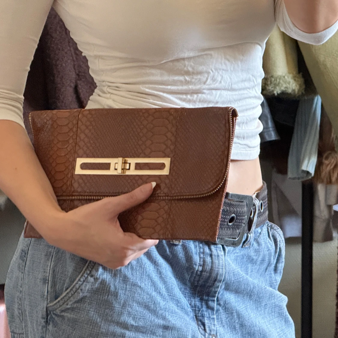 Brun kuvertväska med ormmönster