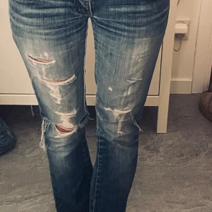 Blå ripped jeans - Jeans som är super snygga som är ripped och hål   Storlek S passat mig ganska bra som brukar ha Xs 