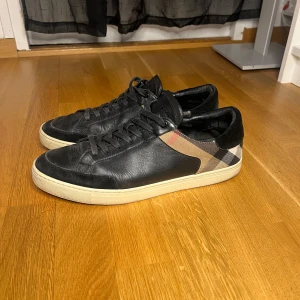 Burberry skor - Tjena säljer dessa feta Burberry skor. Storlek:45 Cond:8/10 Tveka inte på frågor, möts i Göteborg eller fraktas🌟