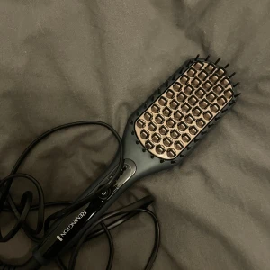 Remington hårborste med värme - Säljer en Remington hårborste med värmefunktion. Perfekt för att snabbt och enkelt styla håret. Borsten har en svart design med en borstyta i bronsfärg och flera temperaturinställningar för anpassad styling.