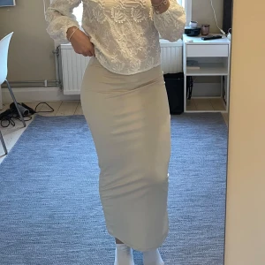 Beige långkjol - Jättesnygg stilren beige maxikjol😍