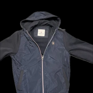 Mörkblå cardigan från Moncler - Säljer en snygg mörkblå cardigan från Moncler med luva och är i mycket bra skick använt 1gång och är storlek S