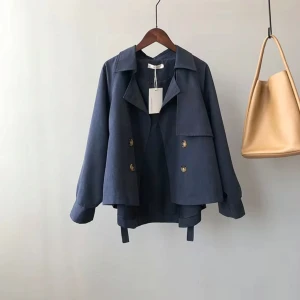 Mörkblå trench jacka från Gina tricot - Snygg mörkblå trench jacka med dubbelknäppning och bred krage. Perfekt för en stilren look. Jackan har långa ärmar och en klassisk design som funkar till många tillfällen.
