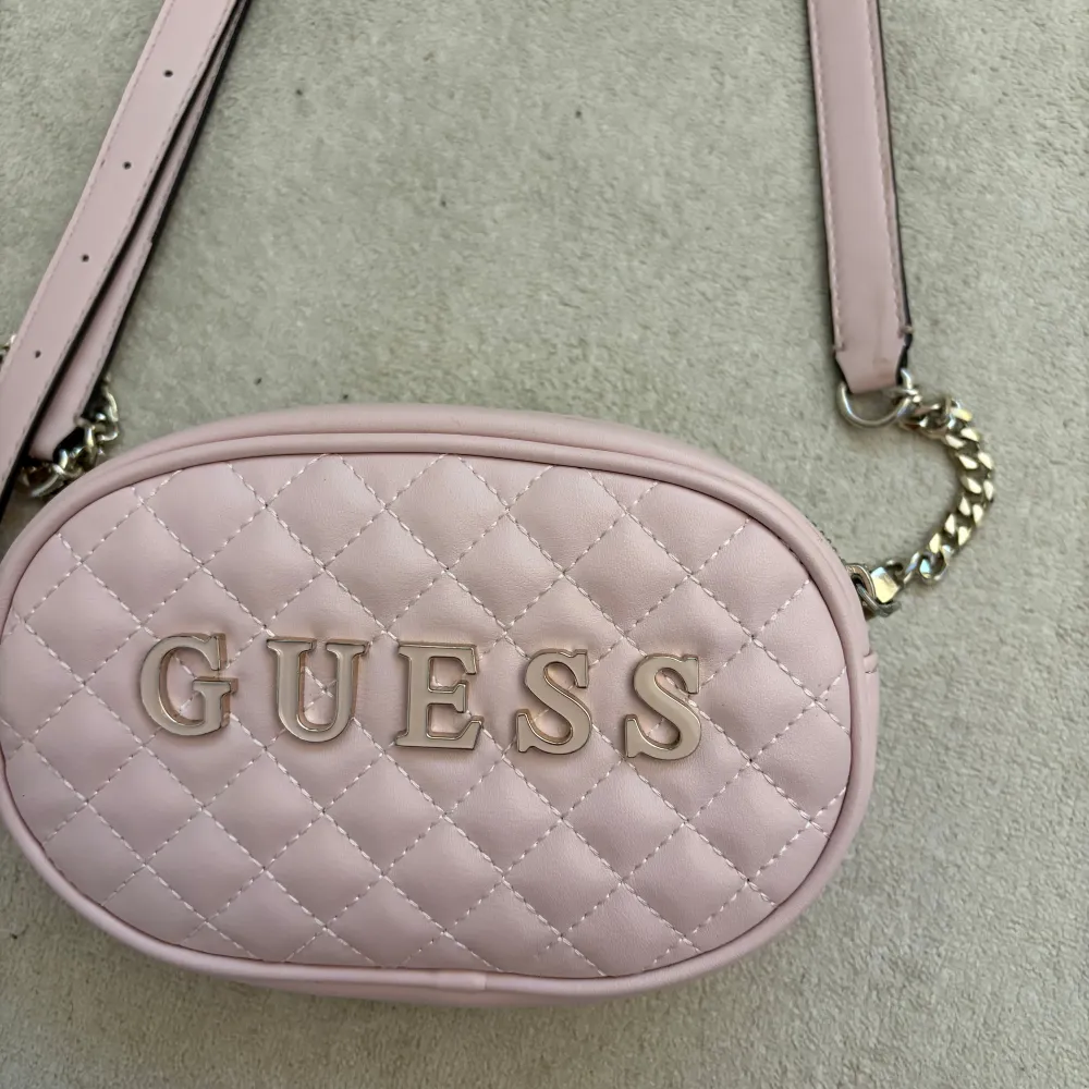 Så himla fin rosa classy väska från guess. Aldrig använd. Du kan ta bort bandet och använda själva väskan som necessär också ifall man vill det! . Asusteet.