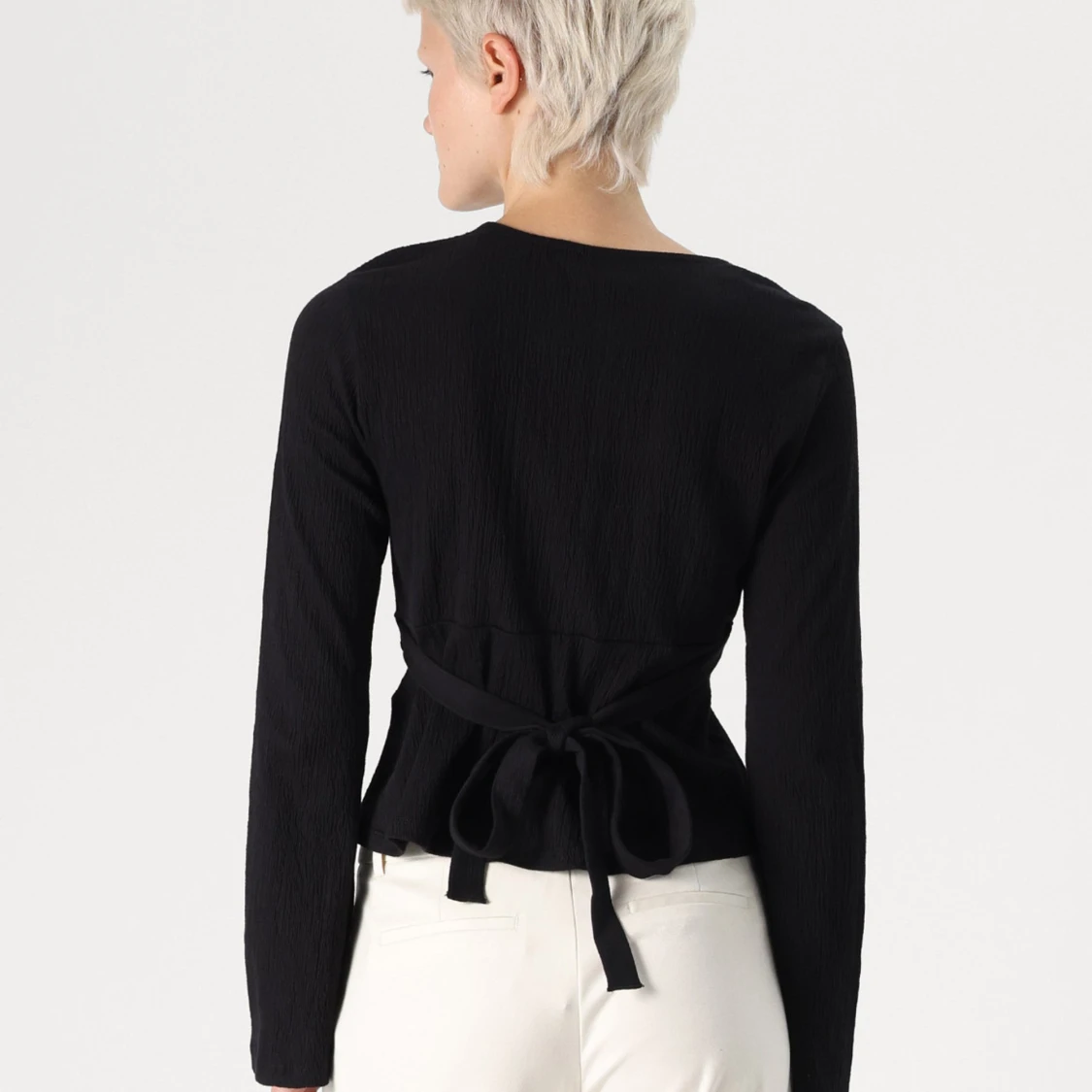 Svart omlottopp med knytband