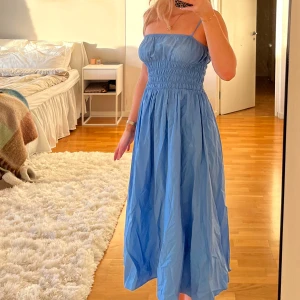 Blå långklänning, sommarklänning  - En så söt ljusblå/blå sommarklänning, maxiklänning från H&M🌸 klänningen är i storlek xs, fint skick! Inga skavanker. Finns inte att köpa på hemsidan längre.