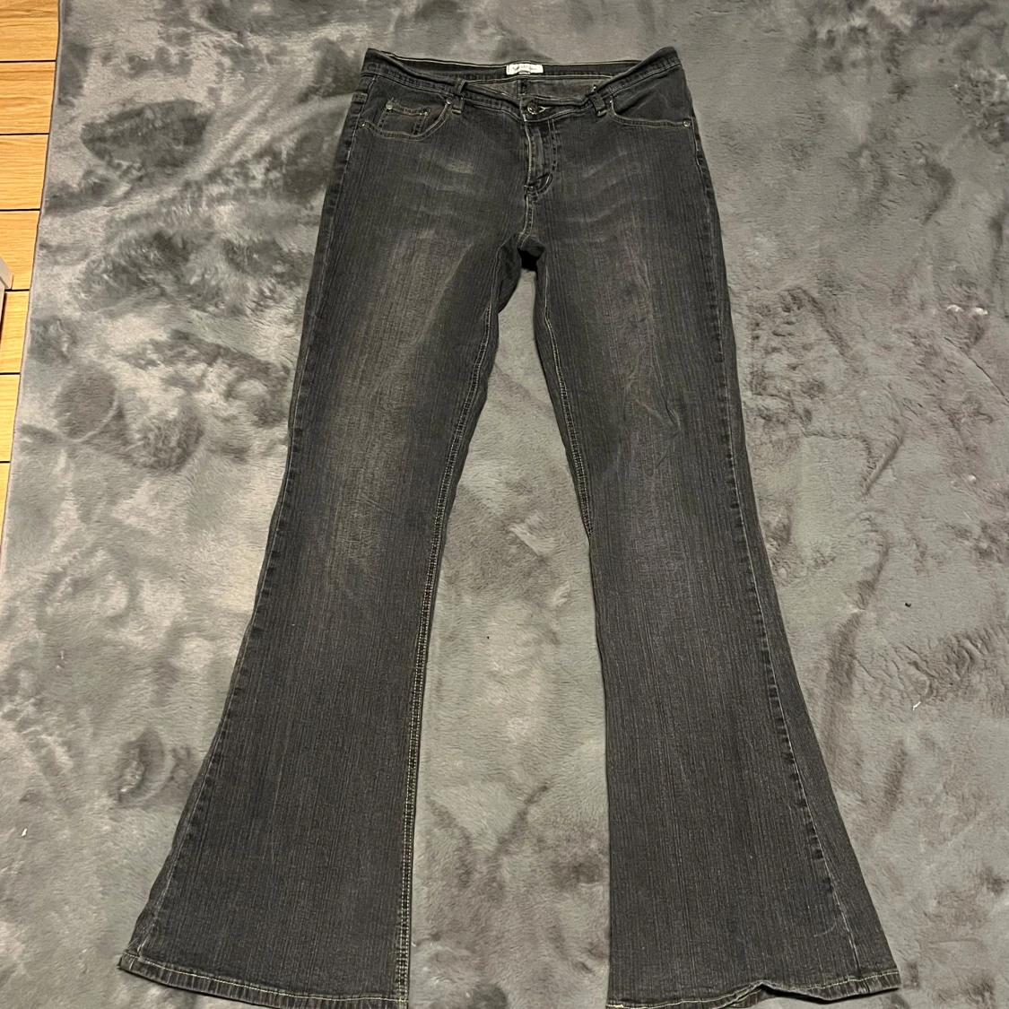 Grå bootcut jeans från Nicole by Bebe