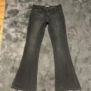 Grå bootcut jeans från Nicole by Bebe - Snygga grå bootcut jeans från Nicole by Bebe. De har en klassisk femficksdesign och en bekväm passform. Perfekta för en avslappnad stil med en touch av retro. 