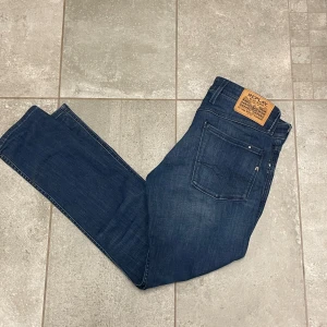 Blå jeans från Replay - Snygga blå jeans från Replay med en klassisk femficksdesign. De har en dragkedja och knapp framtill. Perfekta för en stilren look.