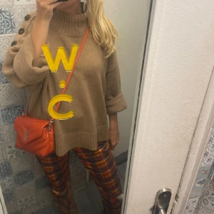 Rutiga byxor - Rutiga bootcut/raka jeans från The Ragged Priest. Köpta för 2 år sen, heeeelt slutsålda! Dessa e så najs o jätte långa ☺️☺️☺️ Najs att ha i skolan elr på middag! Unika 