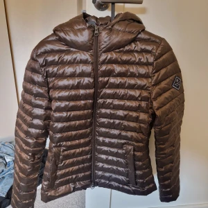 Gant jacka barn - Hej, säljer en gant jacka, den har använts 2 gånger men säljs pågrund av strlk, den är storlek 158/164, inköpt för ca 1200kr säljer den nu för 800kr hör av er för frågor mvh Anton kan även hämtas i Jönköping 