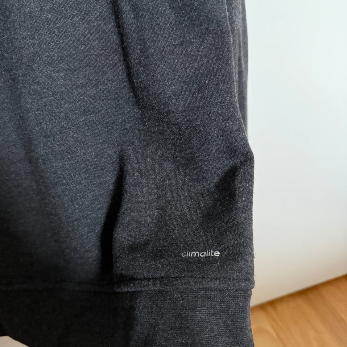 Mörkgrå hoodie från Adidas - 3