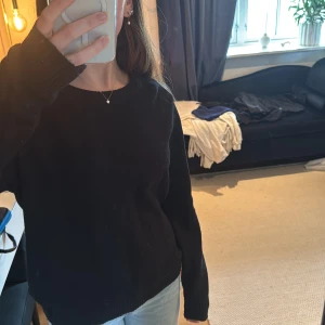Svart stickad tröja - Säljer en svart stickad tröja med långa ärmar. Perfekt för kallare dagar och enkel att matcha med olika outfits. Köpt från vila i storlek m. Den är lite nopprig💗