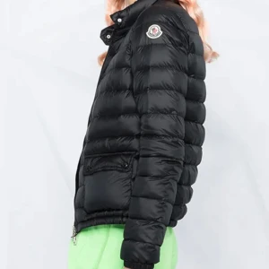 Moncler jacka - Moncler jacka i strl XS (0), endast använd ett fåtal gången. 