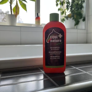 Equinatura Silikonfritt Schampo - Säljer ett silikonfritt häst schampo från Equinatura. Använt en gång till svansen så nästan inget taget. 