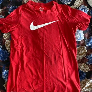 Nike T-Shirt Röd - Röd Nike Tshirt med vit Nike logga på bröstet, bra skick