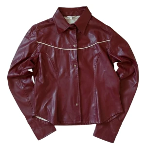 Vinröd läderjacka - Supercool jacka i rött, ett litet märke på ryggen, se sista bilden och en knapp saknas men annars mycket fin! Made in italy storlek S-M