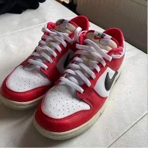 Nike Dunks Unisex stl 43 fint skick - Nike dunks unisex sneakers säljes. Stl 43, väldigt sparsamt använda och väldigt bra begagnat skick.  Nypris 1500 kr