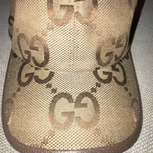 Beige keps från Gucci - Snygg beige keps från Gucci med det ikoniska GG-mönstret. Helt ny oanvänd, bästa priset på marknaden och kvalité, 