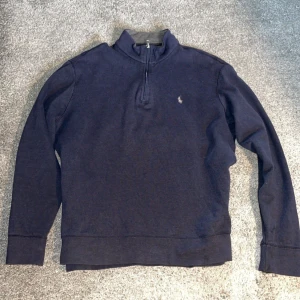 Mörkblå tröja från Ralph Lauren - Använd fåtal ggr, bra skick!
