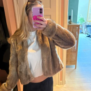 Beige pälsjacka från TRF Outerwear - Säljer en snygg beige pälsjacka från TRF Outerwear